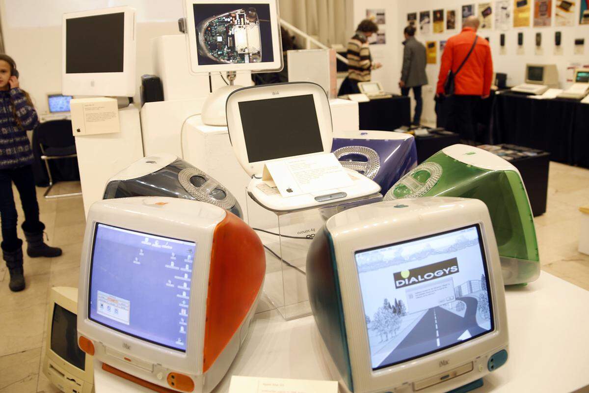 Mit dem iMac G3, der vor allem durch seine halbtransparente Rückseite auffiel, gelang Apple die Rückkehr an die Spitze und das trotz des stolzen Preises von 7500 Dollar. Im Preis enthalten war ein Concierge-Service. Zudem war das Gerät schon komplett auf das Internet ausgerichtet.