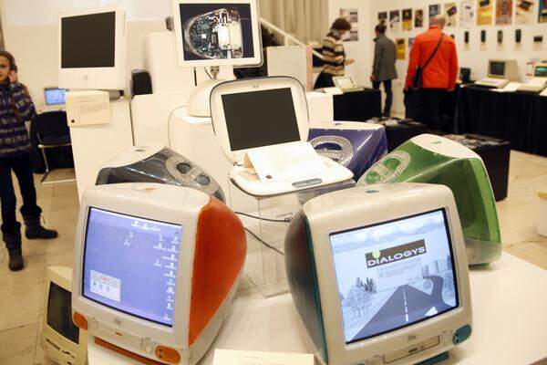 Mit dem iMac G3, der vor allem durch seine halbtransparente Rückseite auffiel, gelang Apple die Rückkehr an die Spitze und das trotz des stolzen Preises von 7500 Dollar. Im Preis enthalten war ein Concierge-Service. Zudem war das Gerät schon komplett auf das Internet ausgerichtet.