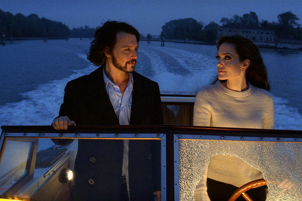 Johnny Depp war doppelt nominiert und ging trotzdem mit leeren Händen nach Hause. Er ging mit "Alice im Wunderland" und "The Tourist" ins Rennen. Dass Florian Henckel Donnersmarcks Film mit Depp und Angelina Jolie überhaupt nominiert war, verwunderte nicht wenige. Denn von der Kritik wurde er vernichtet.