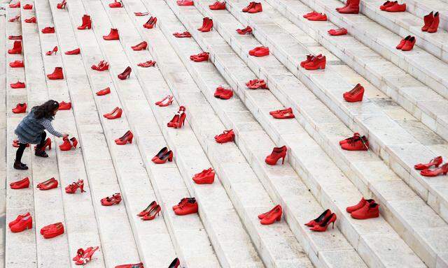Rote Schuhe wurden etwa in Tirana zum Symbol gegen Gewalt an Frauen.