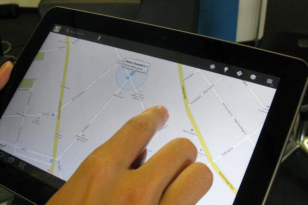 Unverändert sind die klassischen Google-Apps, wie etwa Maps, das wie schon bei Motorolas Xoom flüssig funktioniert und auf einer solch großen Oberfläche einfach Spaß macht. Ungeklärterweise tauchten aber ab und zu Straßennamen in Wien auf kyrillisch auf. Diesen Effekt konnte man aber auch beim Xoom beobachten.
