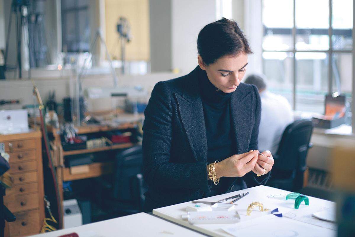 Das Blue Book von Tiffany erschien zum ersten Mal im Jahr 1845. Seit damals zeigt es jährlich die schönsten Seiten des Schmuckdesigns und vereint traditionelle Handwerkunst mit ästhetischem Gespür. Im Jahr 2015 widmet sich das Blue Book den Wellen und allem, was sie umspülen: „The Art of Sea“ heißt die Hommage, die Chefdesignerin Francesca Amfitheatrof als ihr Blue-Book-Debüt gestaltet hat. Das Meer „als Quelle allen Lebens“ soll hier inszeniert werden, so will es Amfitheatrof. Sie wird vom Formenreichtum ober- und unterhalb der Wasseroberfläche auf vielfältige Weise kreativ inspiriert. Da die Blue-Book-Kollektion mit zum Kostbarsten gehört, das Tiffany seinen Kunden anbietet, sind der Fantasie bei der Verwendung edelster Steine und Perlen kaum Grenzen gesetzt. Besonders interessant sind zudem Entwürfe, die von Archivzeichnungen aus dem 19. Jahrhundert angeregt sind. Premiere. Seit einem Jahr ist Francesca Amfitheatrof Chefdesignerin. Dieses war ihr erstes Blue Book.