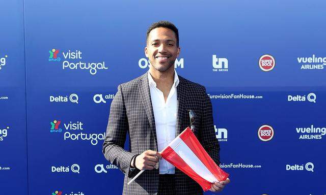 César Sampson posiert am blauen Teppich in Lissabon eher konventionell.