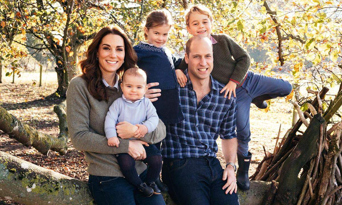 Christbaum, Geschenke, gutes Essen – und eine hübsche Weihnachtskarte. Das gehört auch bei den Royals zum guten Ton. Hier posierten der Herzog und die Herzogin von Cambridge zusammen mit ihren drei Kindern - Prinz George, Prinzessin Charlotte und Prinz Louis - ganz leger auf ihrem Landsitz in Anmer Hall. Das Bild wurde bereits im Herbst von Fotograf Matt Porteous geschossen. Details am Rande: Prinzessin Charlotte trug ein Jäckchen, das bereits ihrem Bruder George gehörte. Der kleine Prinz wiederum zeigte sich erstmals lässig in Jeans.