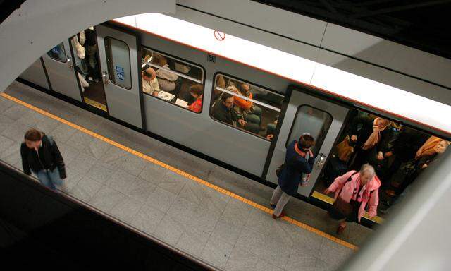 Fahrgäste wollen rasch aussteigen können. Dazu werden U-Bahnen und Straßenbahnen künftig innen anders gestaltet.