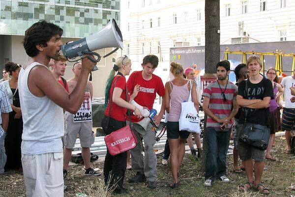 An die 150 Menschen gingen am Montagnachmittag auf die Straße, um gegen die Abschiebung von acht pakistanischen Asylwerbern zu protestieren. Start der Demo war nahe der Rossauer Kaserne.  Text und Fotos von Anja Malenšek