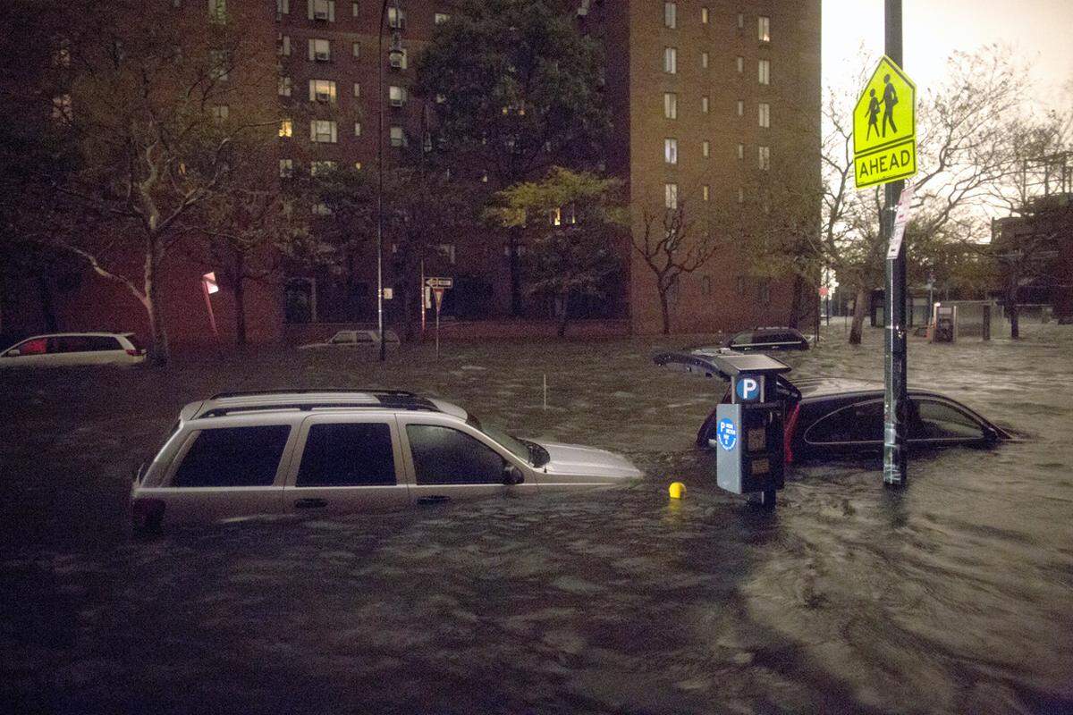 14th Street, New York. Wie hier - nahe des explodierten Umspannwerks - stehen viele Straßenzüge in New York unter Wasser.
