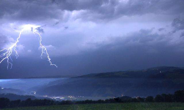 Spektakuläre Blitze wie hier im Wechselgebiet gab es in der Nacht auf Freitag viele. In Niederösterreich waren es die blitzreichsten 24 Stunden dieses Jahres.