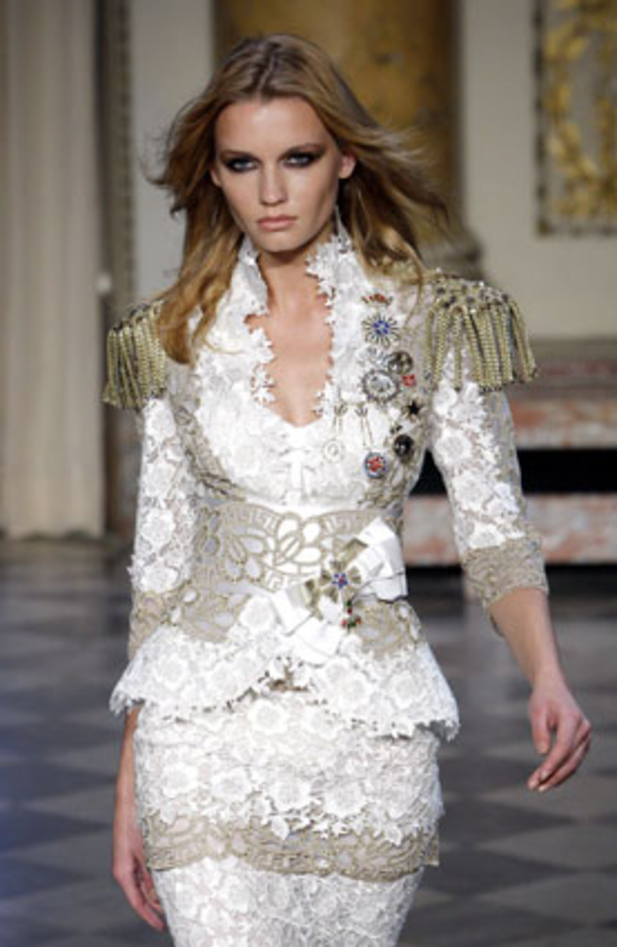 Warum unbedingt ein Brautkleid? Der libanesische Designer Zuhair Murad zeigt in seiner Kollektion in Paris, dass es auch ohne geht. Das aus edlem Spitzenstoff geschneiderte und mit Goldschmuck behängte, taillierte Kostüm eignet sich beispielseweise hervorragend für die standesamtliche Trauung oder die Verlobungsparty.