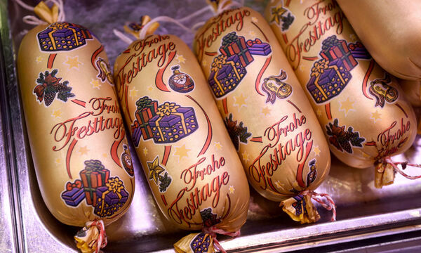 Die selbst entwickelte Franziskus-Wurst von Erwin Fellner gibt es jetzt auch in der Weihnachtsedition.