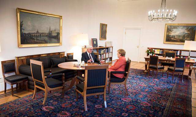 Kanzlerin Angela Merkel war am Nachmittag bei Bundespräsident Frank-Walter Steinmeier zu Gast.