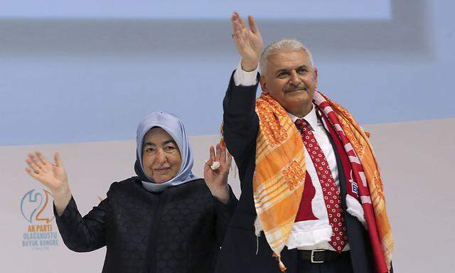 Binali Yildirim mit seiner Frau Semiha