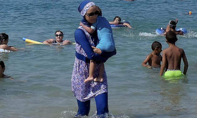Eine Frau in Marseille trägt einen Burkini.