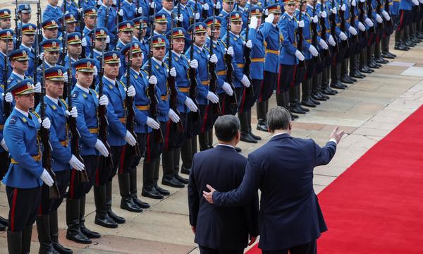 Xi Jinping und Alexander Vucic vor den Ehrengarden in Belgrad.