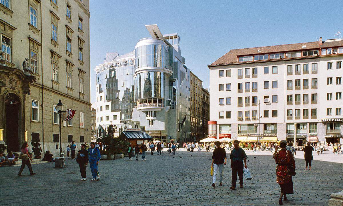 "Wenn das keine Wiener Geschichte ist", fasst Angelika Fitz, Direktorin des Architekturzentrums Wien (Az W) die Begleitumstände zum Bau von Hans Holleins Haas-Haus zusammen, dem nunmehr eine eigene Ausstellung im Rahmen der Reihe "SammlungsLab" gewidmet ist. "Hans Hollein ausgepackt: Das Haas-Haus" zeichnet die Entwicklung des umstrittenen Projekts bis hin zur Unterschutzstellung als Denkmal nach.