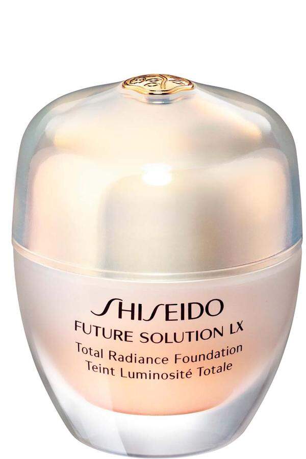 ... von Shiseido in vier Nuancen, 50 ml, 79 Euro.