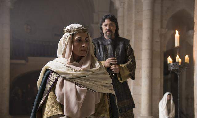 TV-Star Elia Galera als Königin Sancha, zerrissen zwischen Treue zu und Verrat am König.
