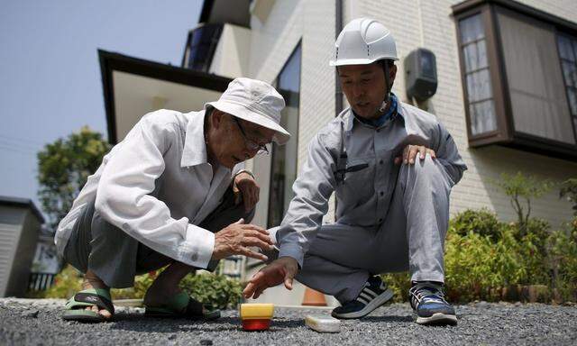 Wider Image: A-bomb SurvivorsâAeOe Fukushima Doubts