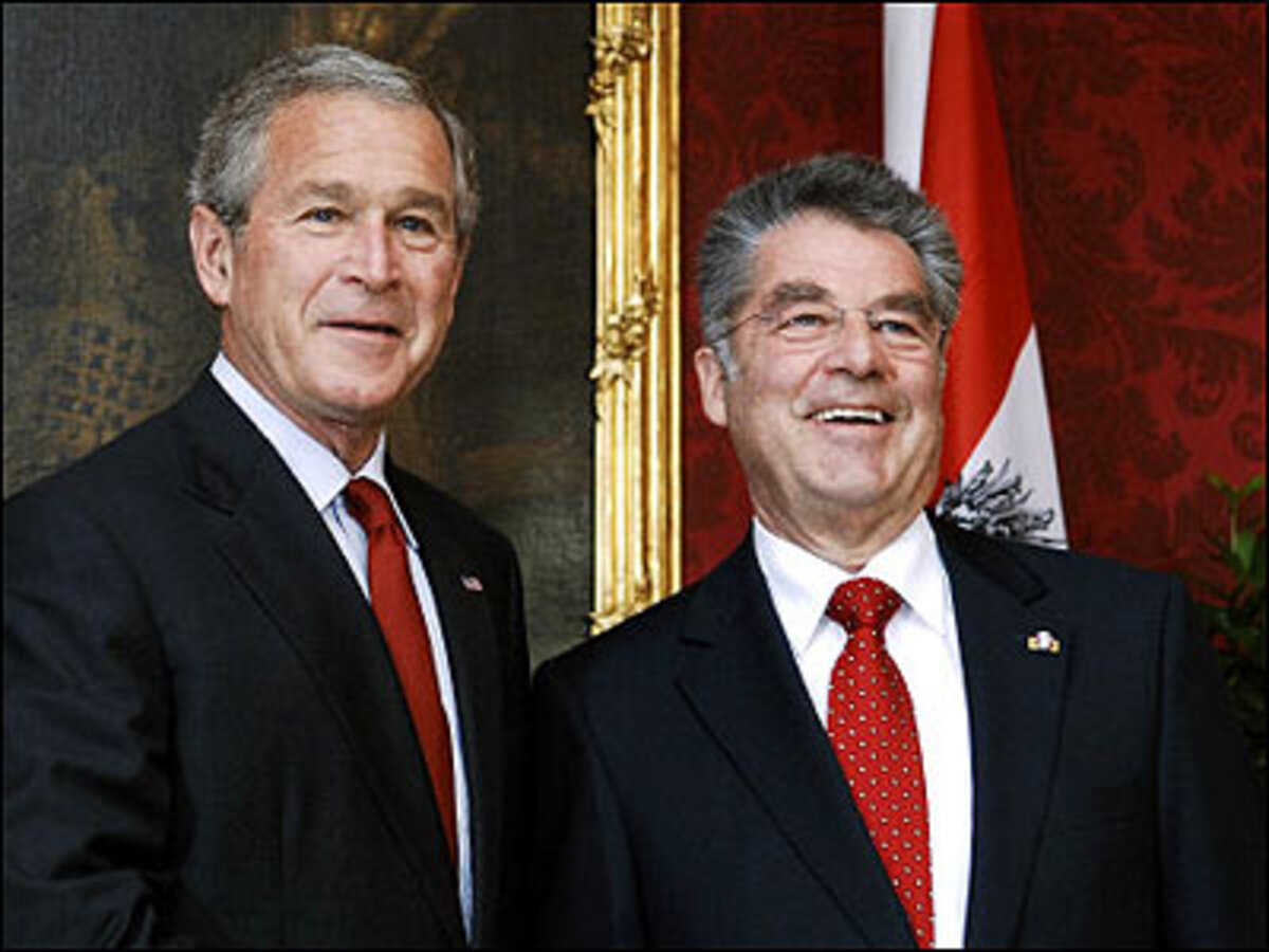 JUNI15. Juni: Unter dem zu Ende gehenden österreichischen Ratsvorsitz beschließt der EU-Gipfel, eine Entscheidung zur umstrittenen europäischen Verfassung auf Ende 2008 zu vertagen. Zudem lehnen die Staats- und Regierungschefs den österreichischen Vorschlag ab, die Aufnahmefähigkeit der Union zu einem offiziellen Kriterium für die Erweiterung zu machen. 20. Juni: (BILD) US-Präsident George W. Bush trifft zur Teilnahme am EU/USA-Gipfel in Wien ein. Der Besuch steht im Zeichen drakonischer Sicherheitsmaßnahmen. 15.000 Menschen demonstrieren gegen Bush. Dieser erklärt, das umstrittene Gefangenenlager Guantanamo schließen zu wollen.