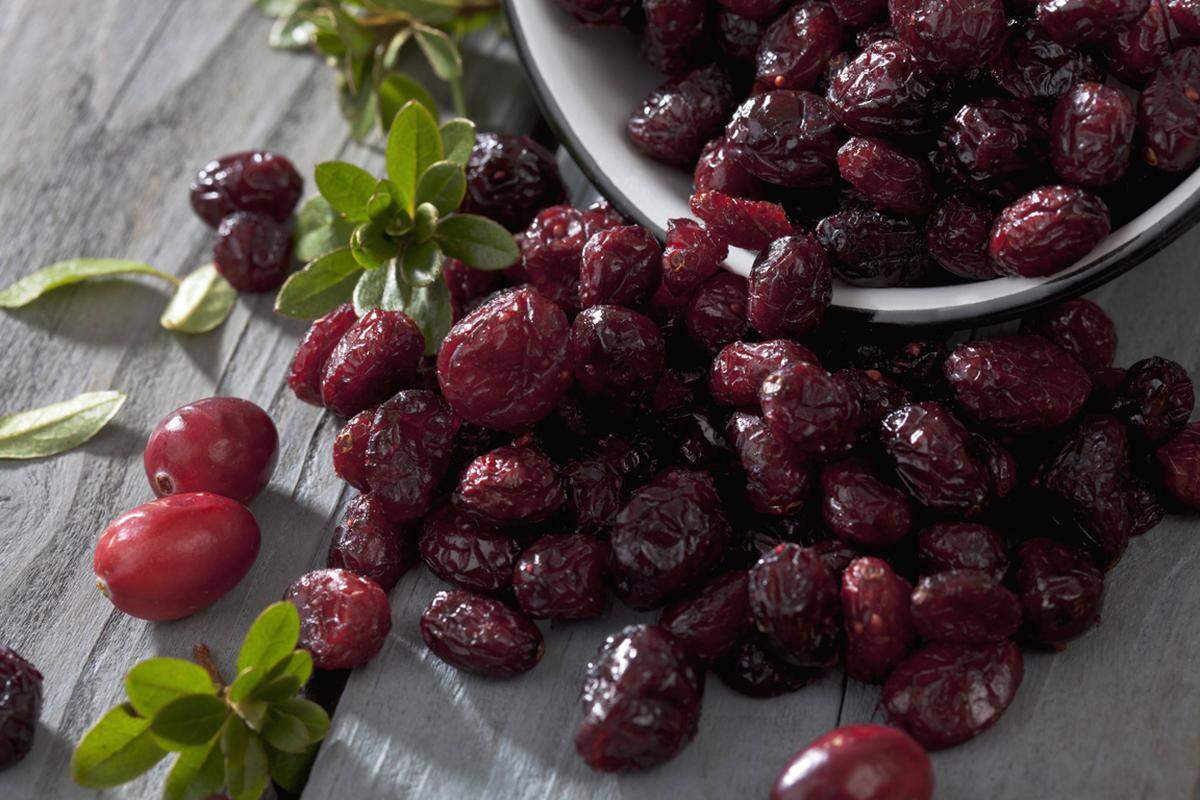 Egal, ob bei Harnwegsinfekten oder Magen-Darmentzündungen, durch ihre Antioxidantien zählen Cranberries zu den Allroundern unter den pflanzlichen Heilmitteln. Getrocknete Cranberries liefern Vitamin C, A und K sowie Natrium und Kalium.