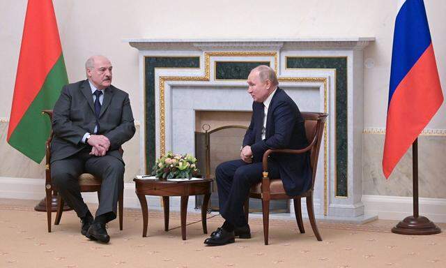 Der belarussische Machthaber Alexander Lukaschenko (l.) und Russlands Präsident Wladimir Putin vereinbarten bei einem Treffen in St. Petersburg gemeinsame Militärübungen.
