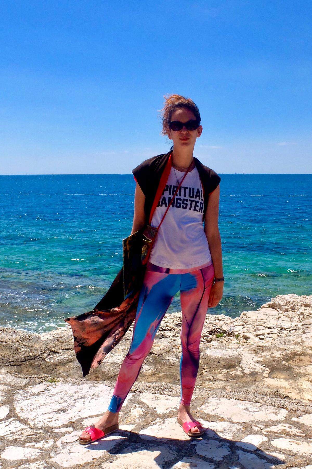 Martha trägt ein T-Shirt von Spiritual Gangster, Kimono und Leggings von Humana und Birkenstock-Schuhe.