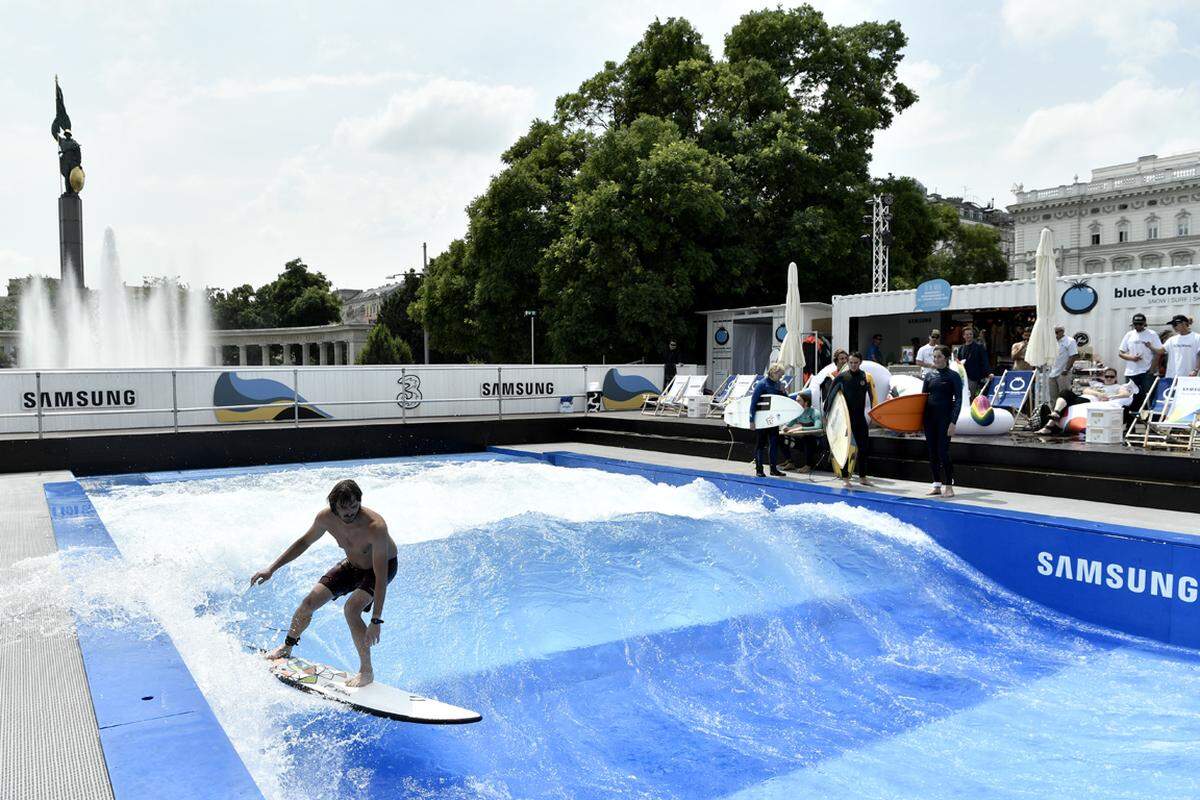 Die konstante ein bis 1,4 Meter tiefe Welle kann mit regulären Surfboards inklusive Finnen gefahren werden.  