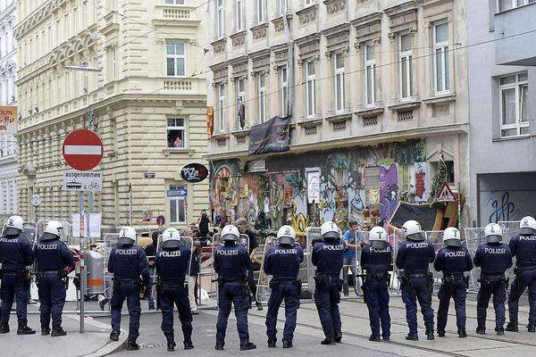 Während die Castella GmbH (heute Eterna GmbH) nicht allen ein Begriff sein dürfte, war die "Pizzeria Anarchia" im Sommer in aller Munde. Fast 1500 Polizisten rückten zur Räumung des besetzten Hauses in Wien Leopoldstadt aus. Der Vorwurf gegen den Eigentümer: "Rücksichtslose Mietspekulation".