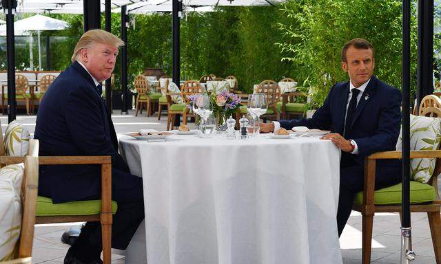 Donald Trump und Emmanuel Macron bei einem Mittagessen vor dem Gipfel.