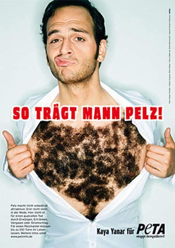 Der deutsche Comedian Kaya Yanar schlüpfte für PETA in eine neue Rolle: Unter dem Slogan "So trägt Mann Pelz!" präsentierte er sich mit haariger Brust. Ein schräges Motiv mit dem er aktiv zum Boykott von Pelzmode aufruft.