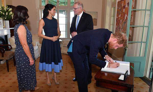 Für einen Schulbesuch in Sydney schlüpfte die werdende Mama in ein blaues Midi-Kleid von Roksanda. Ob der erneute Griff zu Blau etwas über das Geschlecht des Babys verrät? Im Frühjahr werden wir es wissen.