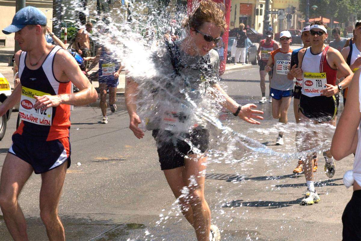 Im Jahr 2005 wird erstmals statt des Frühlingslaufes (15,8 Kilometer) ein Halbmarathon im Rahmen des Vienna City Marathons ausgetragen. Bei den Damen gewinnt diesen die Österreicherin Susanne Pumper mit dem österreichischen Rekord von 1:13:20 Stunden. Beim Marathon schafft es Eva Maria Gradwohl mit einer Zeit von 2:39:44 Stunden auf den zweiten Platz, Michael Buchleitner verabschiedet sich mit einem achten Platz und einer Zeit von 2:16:41 Stunden vom aktiven Spitzensport. Mit 20,7 Grad beim Start zählt auch dieser Wien-Marathon zu einem der heißesten in der Geschichte. Wohl auch deshalb wird das Event in der Folge wieder in den April vorverlegt.