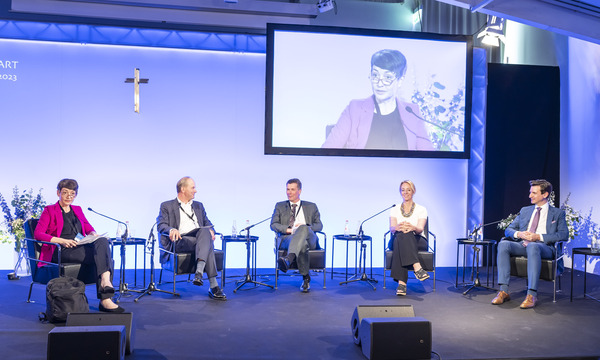 Welche Rolle für Europa in der Digitalisierung? Moderatorin Doris Helmberger, Andreas Gerstenmayer (CEO AT&S), Horst Bischof (TU Graz), Sarah Spiekermann (WU Wien) und Florian Frauscher (BMAW) (v. l. n. r.).