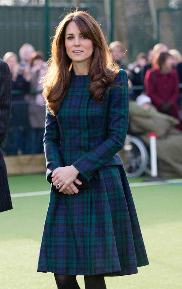 Karomuster in Grün und Blau müssen es sein, wenn es um Schottland geht. Herzogin Catherine trug dieses Outfit von Alexander McQueen bei den Feierlichkeiten zum St. Andrew's Day 2012.