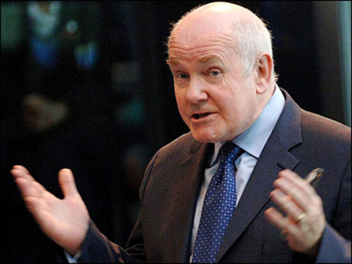 Drei Menschen müssen sich in einer britischen Spezialklinik radiologischen Untersuchungen unterziehen. Zudem stoßen die Behörden in London an weiteren Orten auf Anzeichen radioaktiver Strahlung, wie Innenminister John Reid am sagt. Damit könnten potenziell wesentlich mehr Menschen radioaktiver Strahlung ausgesetzt gewesen sein als bis dahin befürchtet. Reid betonte allerdings, es gebe keinen Anlass zur Unruhe.