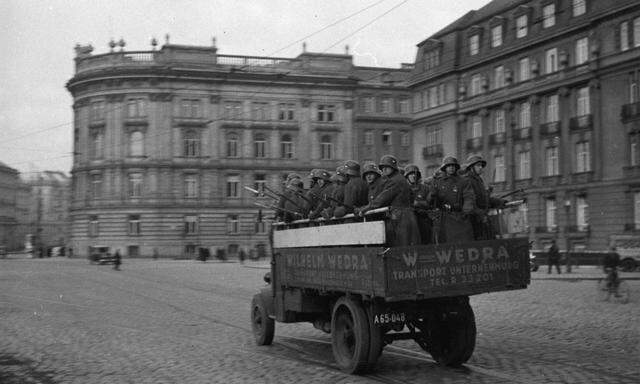 Der Schwarzenbergplatz während des Februaraufstands 1934: Soldaten werden zu den Kampfstätten gebracht. Die Nationalsozialisten wollten in dieser Zeit einen Vorwand zum „Eingreifen“ provozieren. 