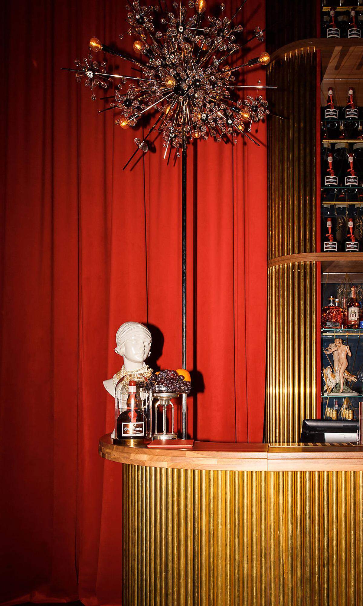 Im The Ritz-Carlton an der Wiener Ringstraße wird ab Mai mit der Suite Marnier ein kleines Speakeasy im Stil der 20er-Jahre eröffnet. Öffentlich zugänglich wird sie sein, nur um die extravaganten Räumlichkeiten zu finden, muss man sich beim Hotelpersonal erkundigen und das richtige Passwort erfragen.