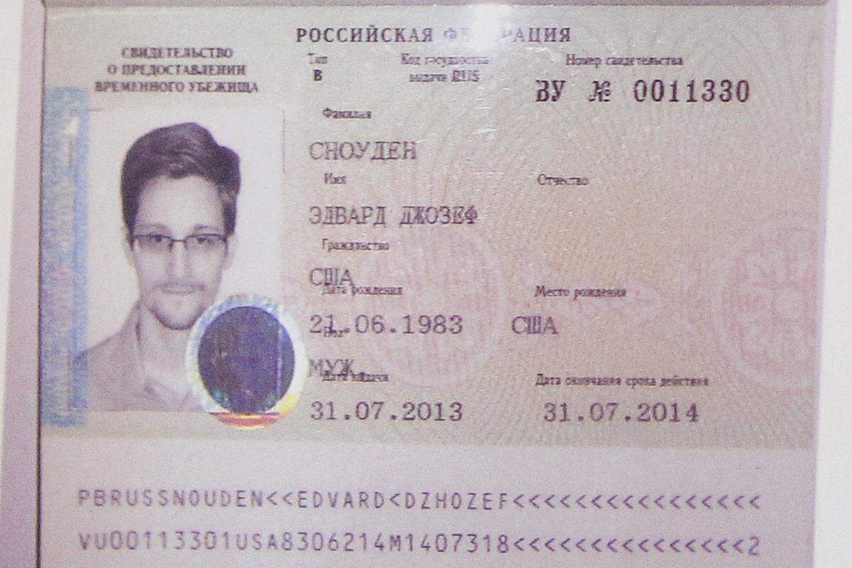 Russland weigert sich, den 34-Jährigen auszuliefern, er verweilte mehrere Tage am Moskauer Flughafen. Dann gewährte man ihm zumindest für ein Jahr Asyl. Wegen seiner Enthüllungen ist Edward Snowden nun für die einen ein Held und für die anderen ein Verräter. Mit Sicherheit ist er aber der Aufdecker einer der größten Geheimdienst-Affären in der US-Geschichte.