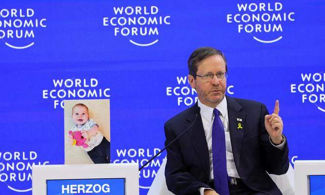 Israels Präsident Herzog zeigte in Davos ein Foto des einjährigen Babys Kfir Bibas, das sich in Geiselhaft der Hamas befindet. 