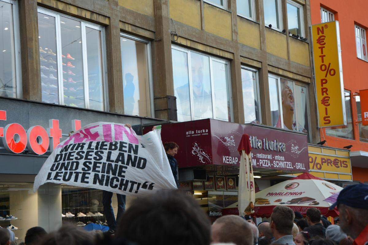 Gestört wurde sein Vortrag nur einmal von zwei Demonstranten, die ein Plakat hochhielten. "Jetzt kommen wieder die linken Würstel", sagte Strache und erntete frenetische "HC Strache"-Sprechchöre.