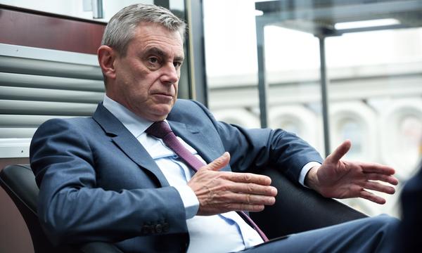 Heinrich Schaller, Boss der Raiffeisenlandesbank Oberösterreich, rüstet die Bank gegen schwaches wirtschaftliches Umfeld.  