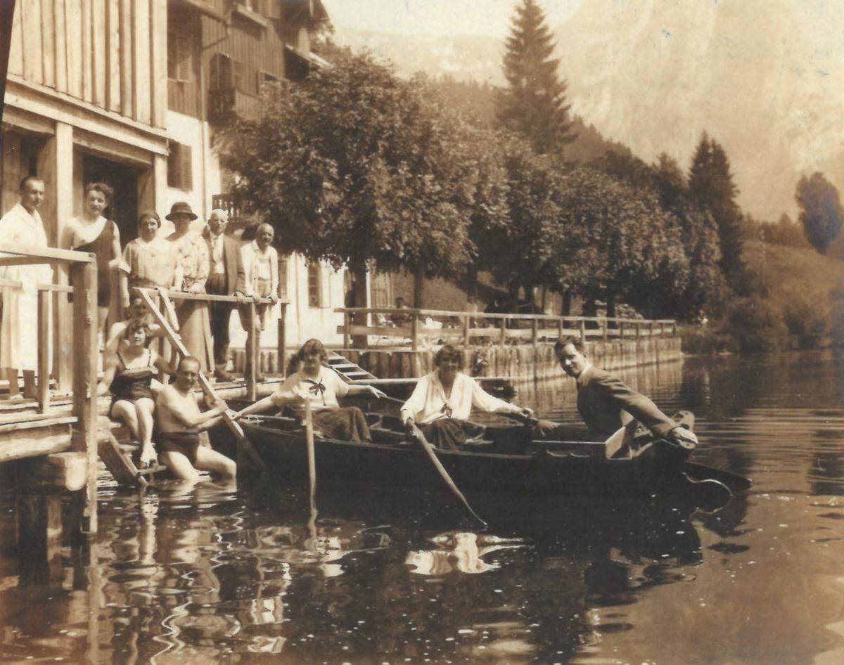 Bootsfahrt am Grundlsee. Im Hintergrund das Badehotel des Albin Schraml, später Hotel Post.