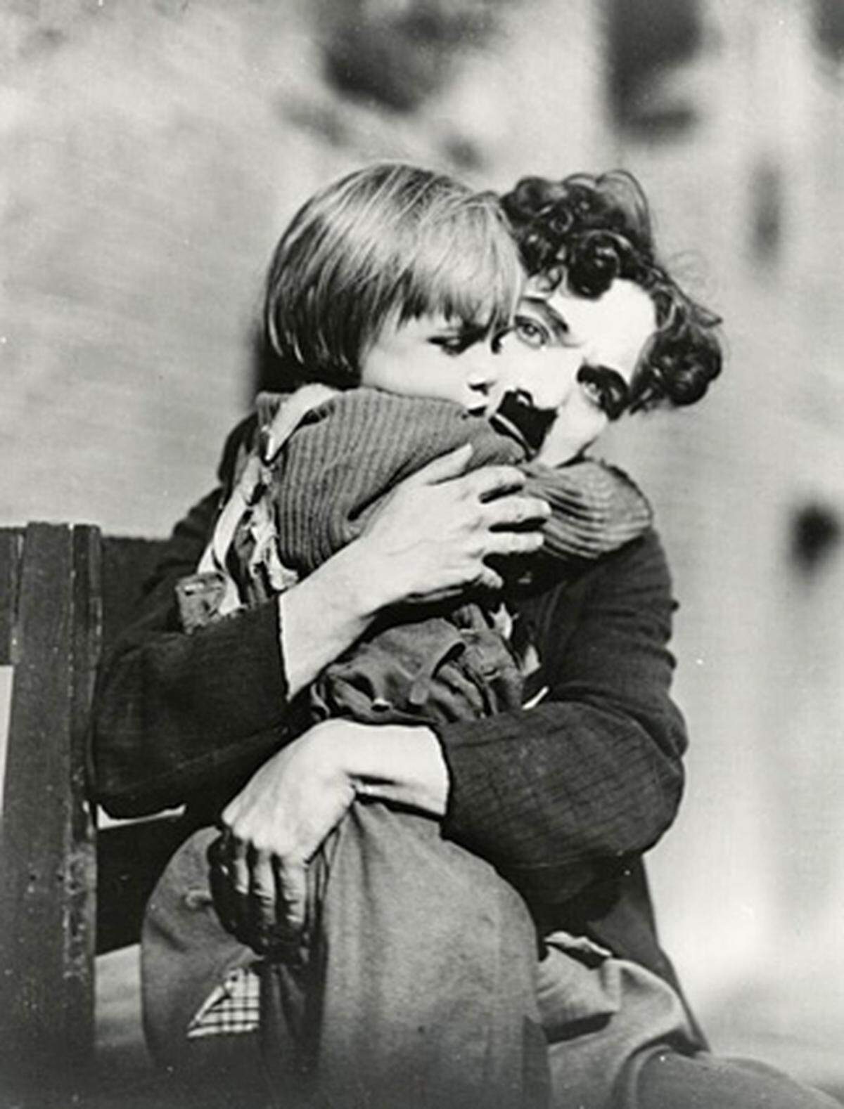 "Der Film 'The Kid' hat gar keinen richtigen Inhalt", bemerkte Kurt Tucholsky einst in seiner Besprechung. "Aber Chaplins Herz hat einen, und zu diesem Herzen gehört der feinste Kopf unter den lebenden Filmdarstellern und der klügste unter den Schauspielern überhaupt. Dieses Herz ist bei den Unterdrückten, und es hat eine gefährliche Waffe: sein Gehirn."  Im Bild: The Kid, 1921 