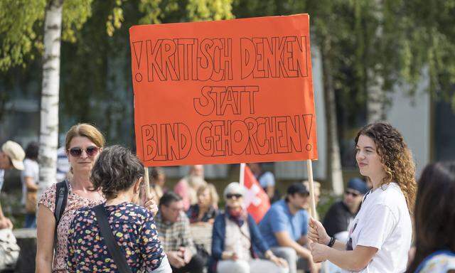 In Zürich haben am Samstag rund 500 Personen gegen die "Corona-Lüge" und die Corona-Schutzmaßnahmen demonstriert. 