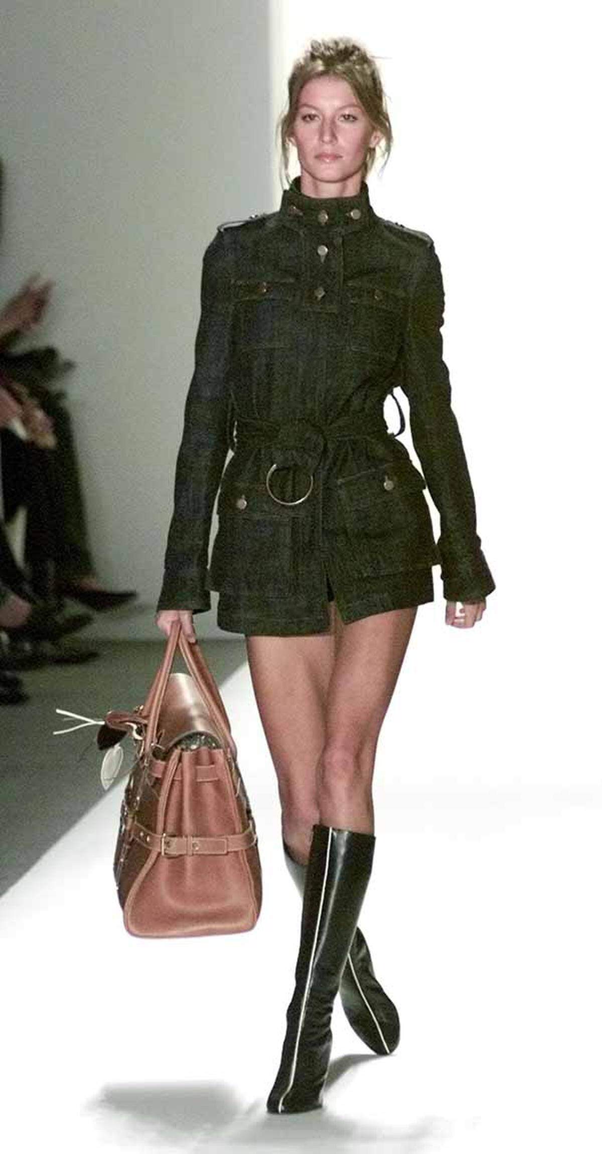 Zu Ehren von Supermodel Gisele Bündchen  designte Luella Bartley eine Tasche, die das Model auch am Catwalk präsentierte.