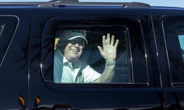 Donald Trump auf dem Weg zu einer Golfrunde in seinem Urlaub in Florida. 2018 könnte ihm das Lachen vergehen – bei den Kongresswahlen droht ihm eine Schlappe.
