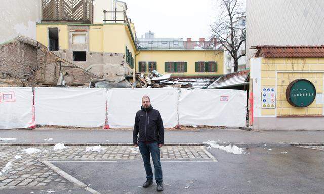 Zu spät zum Eingreifen: Markus Landerer von der Initiative Denkmalschutz vor dem vergangenes Wochenende abgerissenen Landhaus Ottakring.