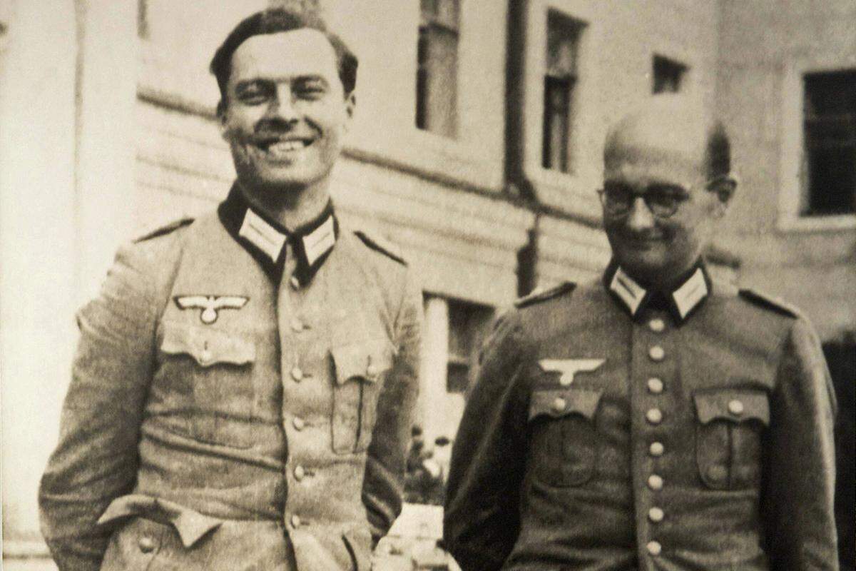 Noch im Jahre 1940 schwärmt Claus Schenk Graf von Stauffenberg von den Taten des „Führers“. „Welche Veränderung in welcher Zeit“, lobt er die Besetzung Polens und Frankreichs. „Der Vater dieses Mannes war kein Kleinbürger. Der Vater dieses Mannes ist der Krieg“, soll der 32-jährige Spross eines württembergischen Adelsgeschlechts fast ehrwürdig gemeint haben.