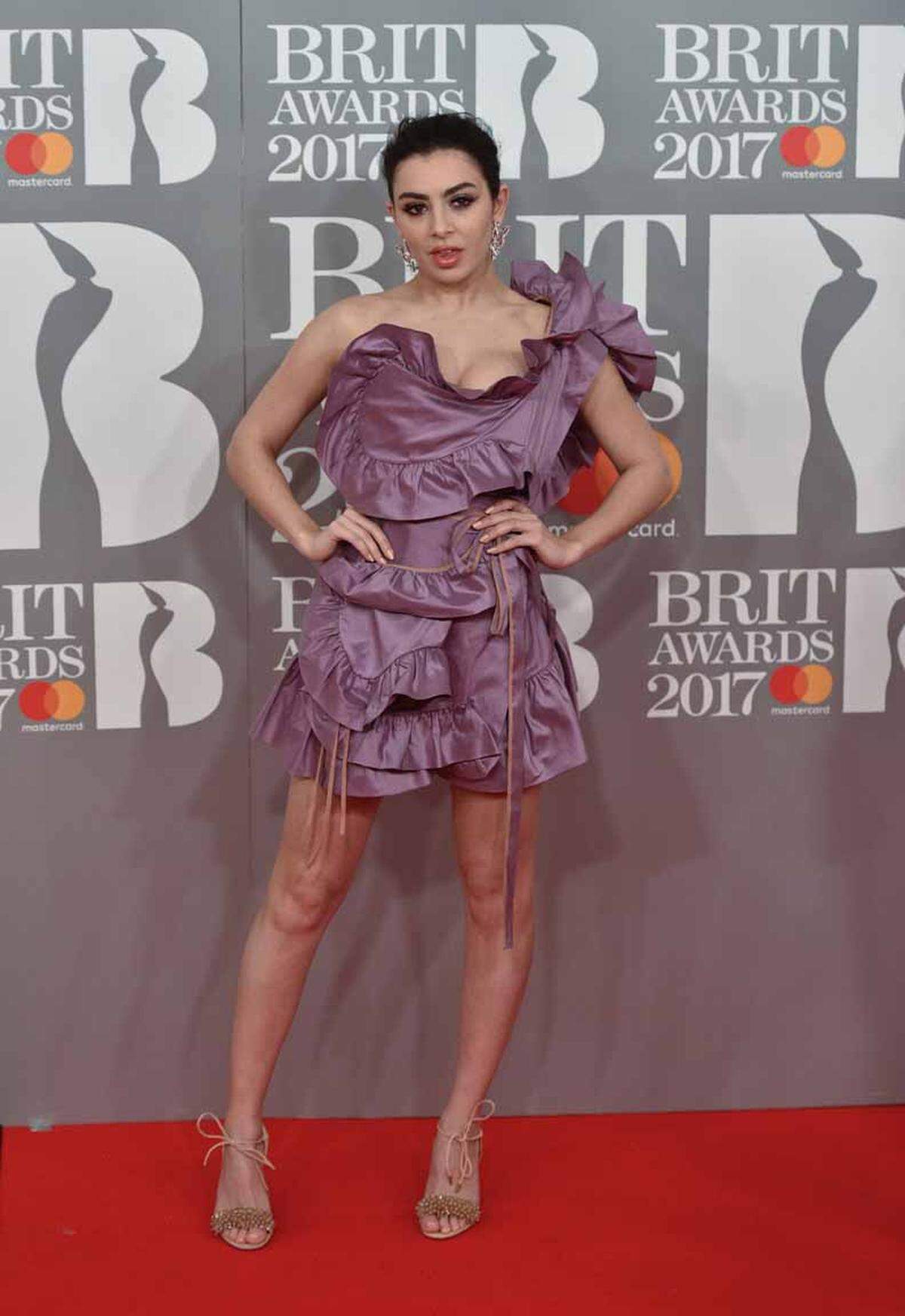 Musikerin Charli XCX in Vivienne Westwood.