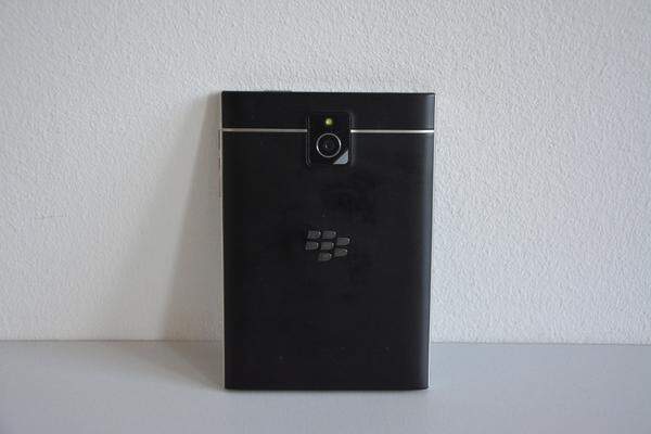 Die Rückseite des Gerätes beherbergt lediglich die 13-Megapixel-Kamera und das wohlbekannte BlackBerry-Logo. Die Verarbeitung ist hochwertig und durch die gummierte rückseitige Oberfläche hat man nicht das Gefühl, dass einem das Smartphone jederzeit aus der Hand rutschen könnte.